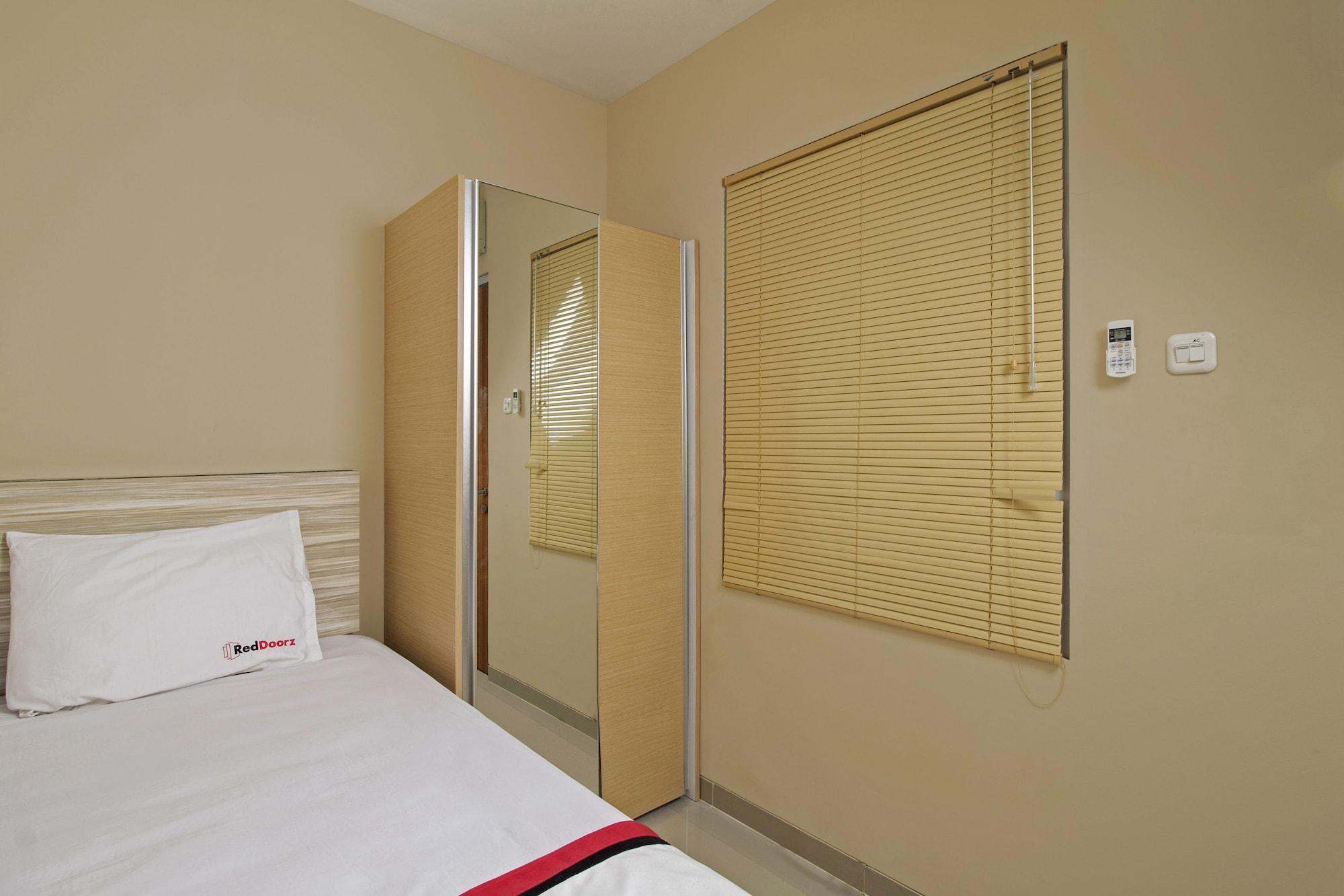 Reddoorz Plus @ Setiabudi Tengah Jakarta Exterior foto
